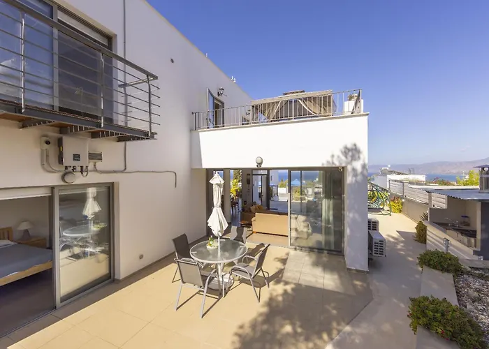 Lenias Sea View Villa *